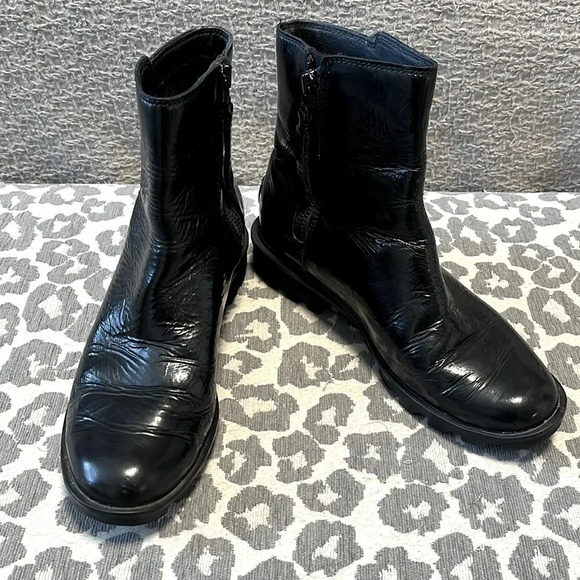 HOST PICK ✨SOREL Patent Leather Chelsea Boots Waterproof, Size 8 - Picture 2 of 9